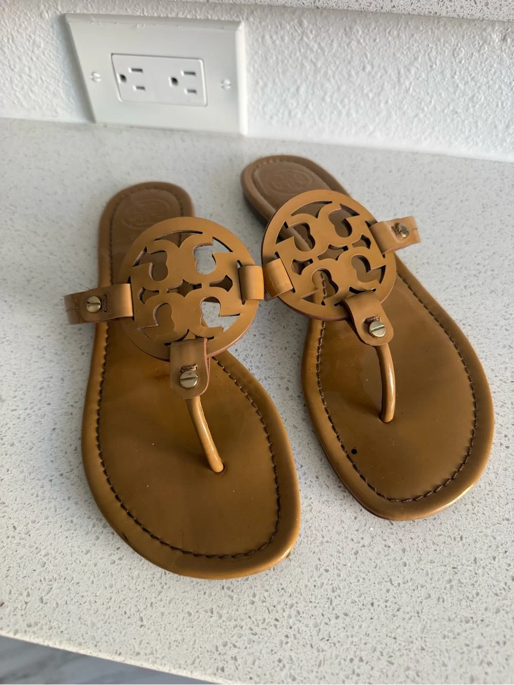 Tory Burch Miller Flip Flop Sandals Tan Patent Leather Womens Size 8.5